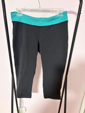 EUC Size Large Lucy Black Capri Leggings with Teal Waistband